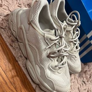 I’m selling this ozweego shoes size 6 only $80 dollars